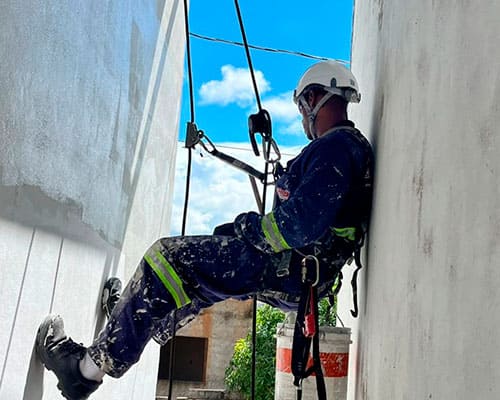 Formação NR 33 e NR 35 em Varginha: solução técnica para capacitação integrada em altura e espaço confinado em Varginha