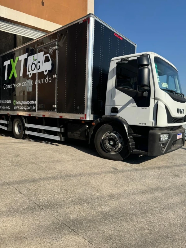 Serviço de frete e transporte de cargas